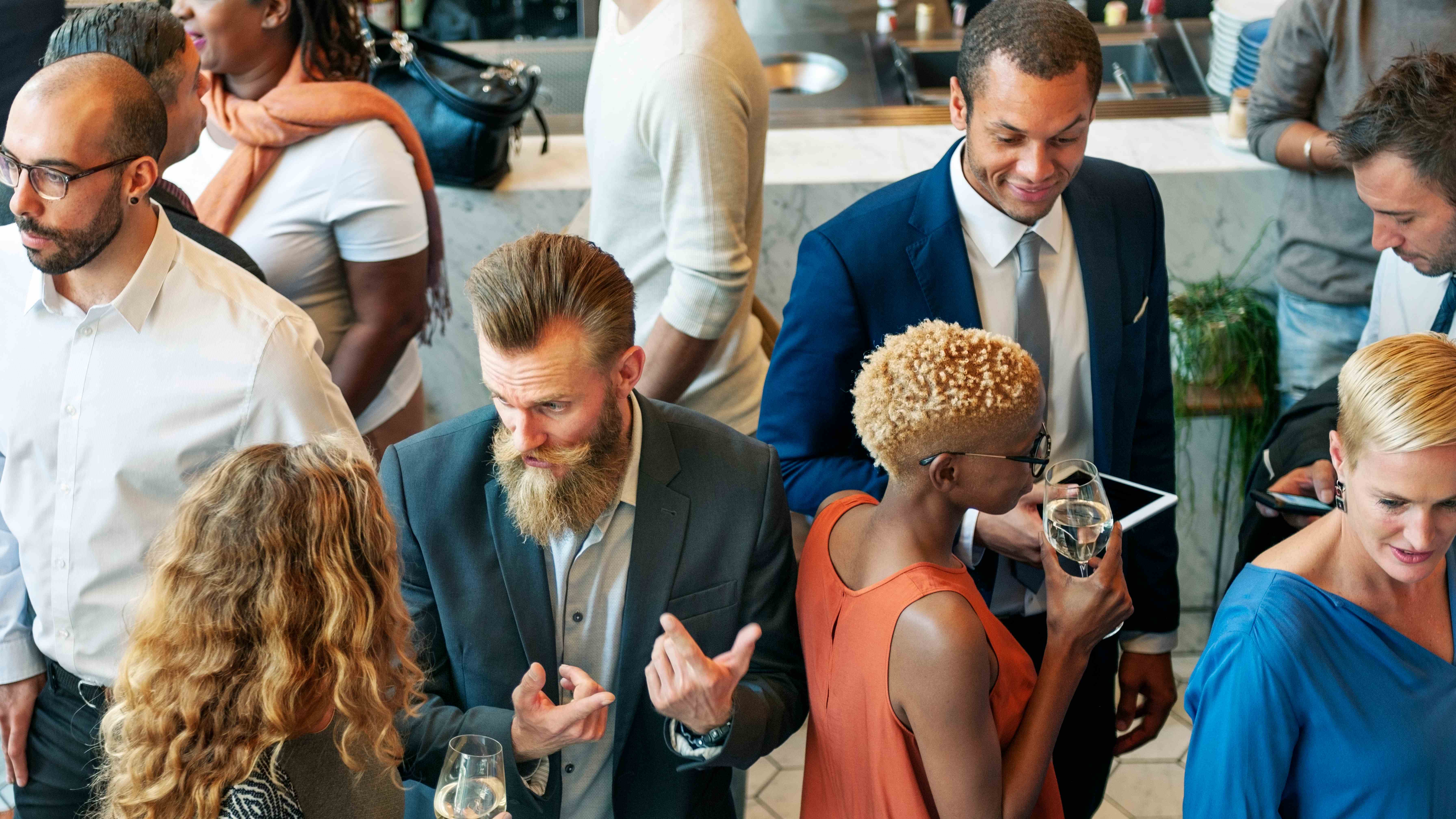 Professionnels échangeant lors d’un événement de networking de l’IRC